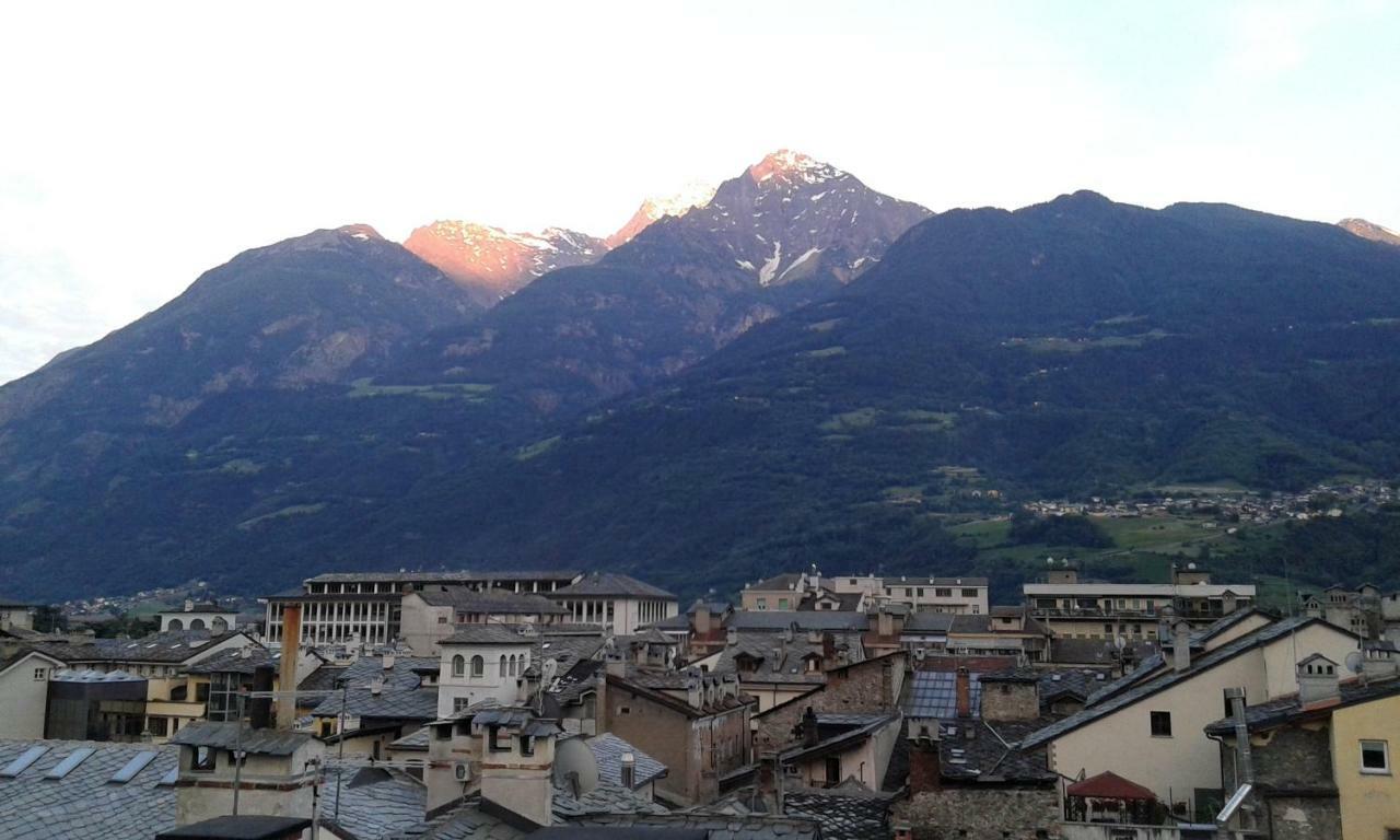appartamento nel centro storico di Aosta con vista sui ghiacciai Esterno foto